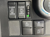【両側パワースライドドア】スマートキーや運転席のスイッチで後席両側スライドドアの開閉が可能♪電動だから力を入れてドアを開ける必要が無く、小さなお子様でも簡単に開け閉めでき快適です♪