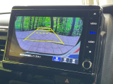 【バックカメラ】駐車時に後方がリアルタイム映像で確認できます。大型商業施設や立体駐車場での駐車時や、夜間のバック時に大活躍!運転スキルに関わらず、今や必須となった装備のひとつです!