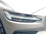 【LEDヘッドライト】ハイビームを先行車や対向車にあてず、その両サイドではハイビーム照射を維持。見える範囲が段違いに広くなりました。北欧神話に登場するトールハンマーをモチーフにデザイン。