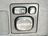 【電動格納ミラー】サイドミラーは電動格納式となっており、狭い駐車場でもキズがつくリスクを抑えられます。