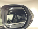 ブラインドスポットモニター(BSM)を装備しています。隣を走る車両が死角に入るとミラー内LEDインジケーターが点灯。さらに、ウィンカーを出すとインジケーターが光って点滅して注意を促してくれます。