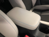 【アームレスト】運転時の疲労軽減にもなるアームレストがついています!