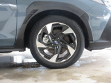 右前 18インチアルミホイール タイヤサイズは、225/55R18です。「*ホイールロックナットは展示用です」