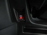 電動パーキング!従来のサイドブレーキでは無く押す引くだけで簡単操作です。