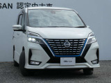アダプティブLEDヘッドライト。フロントカメラで前方の状況を検知し対向車や先行車に眩しい思いをさせることなく必要なところだけを遠くまで照射します。
