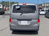 後部座席はプライバシーガラスとなっています。座っている人や置いてある荷物が見えにくくなっているのでプライバシーの確保が出来ます。ぜひ見て確認してみて下さい