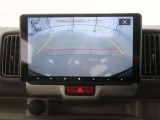 バックカメラが付いているので後方確認が非常にしやすいです。今や運転初心者も熟練者も必須装備!ついていて損はないですね♪