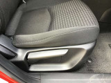 運転席シートリフター!ご自分の好きなシートポジションが取れるので運転が楽しくなりますし疲れにくいです。