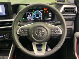 インテリアに合わせたデザインのステアリングは、運転される方のことも考え、運転しやすい形状、大きさです。是非一度、実際に触ってお確かめください。