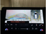 【パノラマモニター】に搭載した4つのカメラにより、車を真上から見ているような映像を表示。運転席から確認しにくい車両周囲の状況を把握できます。