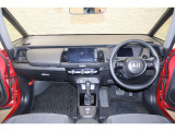 操作性に優れた運転席となります!小物入れや各ボタンの配置にこだわり、使いやすいです!座り心地もよく視認性も良好なのでロングドライブもお任せ下さい!