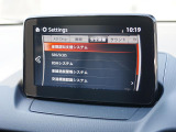 こちらのお車には先進安全装備が多数搭載されています。衝突被害を回避あるいは軽減するためのブレーキや、後方死角からの接近警報、車線逸脱を防止する警報装置など、詳しくはスタッフまでお尋ねください。