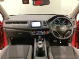 車内は光触媒抗菌消臭施工済です。インパネ周りはスタイリッシュなデザインです。グローブボックスやカップホルダーのほかにトレーなどたくさんの収納スペースが付いています。