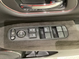 ハンドルの右側に電動格納付きパワーミラーの操作スイッチがついています。左右のサイドミラーの角度調節も微調整ができて便利です。パワーウインドウは運転席でドア4枚とも上下の操作ができるようになっています。