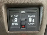 【両側パワースライドドア】両側がパワースライドドアになっており、運転席のスイッチやスマートキーでも開閉が可能です!開口部も広いので乗り降りも楽々♪