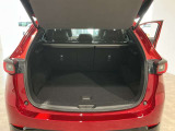 CX-5だけのリアシート4:2:4分割。真ん中を倒すことでスキー板や絨毯などの長い物を載せても、両サイドの乗員が窮屈にならなずにお座り頂けます。