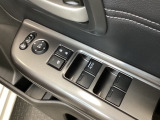 ハンドルの右側に電動格納付きパワーミラーの操作スイッチがついています。左右のサイドミラーの角度調節も微調整ができて便利です。パワーウインドウは運転席でドア4枚とも上下の操作ができるようになっています。