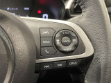 ステアリングスイッチ付きで、運転中に視線を前に向けたまま操作できます。