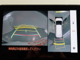 パノラミックビューモニター付きです。車両を上から見たような映像をモニター画面に表示。運転席からの目視では見にくい、車両周辺の状況をリアルタイムでしっかり確認できます。