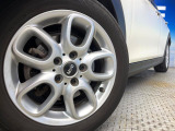 ●純正16インチアルミホイール:輸入車ならではの卓越した走りを支えるホイールと足回りです!日本車の走りに慣れている方にもぜひ体感して頂きたいほど、高いレベルでまとまっています!