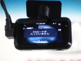 ◆ドライブレコーダー◆映像・音声などを記録する自動車用の装置です。 もしもの事故の際の記録はもちろん、旅行の際の思い出としてドライブの映像を楽しむことができます。