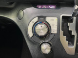 【オートエアコン】一度お好みの温度に設定すれば、車内の温度を検知し風量や温度を自動で調整。暑い&hellip;寒い&hellip;と何度もスイッチ操作をする必要はありません。快適な車内空間には必須の機能ですね♪