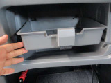 ■グローブボックスは2段にわかれており、上段には車検証入れなどを置いておくのに便利なスペースとなっております。