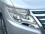 【LEDヘッドライト】悪天候や夜間走行時も良好な視界を確保し安心して運転できる高輝度LEDヘッドライトを装備!点灯速度が早く、消費電力も抑えられています。