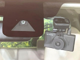 【三菱e-Assist】走行中に前方の車両等を認識し、衝突しそうな時は警報とブレーキで衝突回避と被害軽減をアシスト。より安全にドライブをお楽しみいただけます。