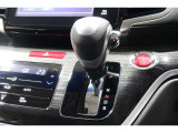 インパネシフトだから視線の移動も少なく足元もスッキリ♪運転席もゆったりしているのでゆとりを持ってドライブできますね!
