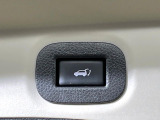【パワーバックドア】スマートキーや運転席のボタンを押すだけでリアゲートが自動で開閉します!荷物を持っている時や、高い位置にあるバックドアを閉める際に便利な機能です♪