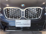 BMWの伝統の丸目4灯ヘッドライトでございます。LEDライトで視認性もよく明るく安全性の向上につながります。