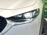 【LEDヘッドライト】悪天候や夜間走行時も良好な視界を確保し安心して運転できる高輝度LEDヘッドライトを装備!点灯速度が早く、消費電力も抑えられています。