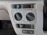 スタイリッシュなデザインのインパネ。各操作スイッチは使いやすい位置に配置されてます。