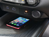 スマホの充電等に便利なUSBのソケットが付いています。