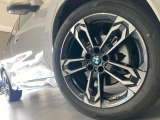 BMWの純正アロイホイールは軽量かつ強度にも優れているホイールで走行性能を引き上げる設計になっております。足元にもBMWは妥協がなくこだわっている個所になります。