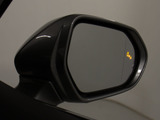 BSM(ブラインドスポットモニタ)!隣の車線を走る車両をレーダーで検知し、ドアミラーでは確認しにくい後側方エリアに存在する車両に加えて、急接近してくる車両も検知します。