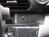 前席正面にUSB電源ソケット(タイプA 1個)も付いていますので、スマホの充電が可能ですね(^^)/