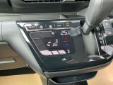 オートエアコン!おおきなアイコンでタッチしやすいパネルです。空調管理はクルマ任せで、運転を楽しみましょ♪