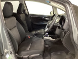 広い足元にゆったり座れるシートには肘掛けも装備しており長距離の運転でも疲れにくくなってます。女性でも運転がしやすいように、シートの高さ調整機能(シートリフター)がついています。