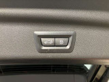 オートマチック・テールゲート・オペレーション  電動オープン、クローズ機能を備えたテールゲートはリモートコントロールキーのボタンの操作、テールゲートのボタンにより開閉が可能です。