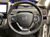 ハンドルにHondaセンシング系のクルーズコントロールやレーンキープアシストなどのスイッチと、オーディオの操作スイッチが装備されています。ハンドルから手を離さず安全に操作できます。