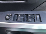 電動格納式ドアミラー付き。 狭い駐車場へ停めた時に、ボタン1つで左右のミラーをたたむ事ができます。