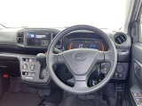 運転席まわりです。 各操作スイッチは使いやすい位置に配置されてます。