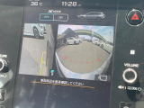 【フロント&サイドカメラ】ドライバーから見にくい死角部分を映像で確認できる前方と左側面にカメラを装着。見通しがきかない場所や住宅密集地などを運転することが多い人におすすめの安心装備です。