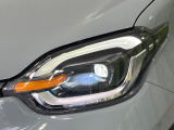 【LEDヘッドライト】悪天候や夜間走行時も良好な視界を確保し安心して運転できる高輝度LEDヘッドライトを装備!点灯速度が早く、消費電力も抑えられています。