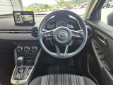 【運転席インテリアデザイン】左右対称のインテリアデザインでドライバーを包み込み運転に集中できるように設計されています。