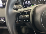 ステアリングにオーディオ操作スイッチが付いています。オーディオ画面に直接タッチしなくても操作が出来ますので、運転に集中できます。