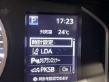 レーンディパーチャーアラートとは車線または走路からの逸脱の可能性を警告すると共に、車線または走路からの逸脱を避けるためのハンドル操作の一部を支援する機能です。詳細は販売店スタッフまでおたずねください。