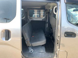 セカンドシートは2人乗りになりますが前方に折りたためば、広い荷室になります。